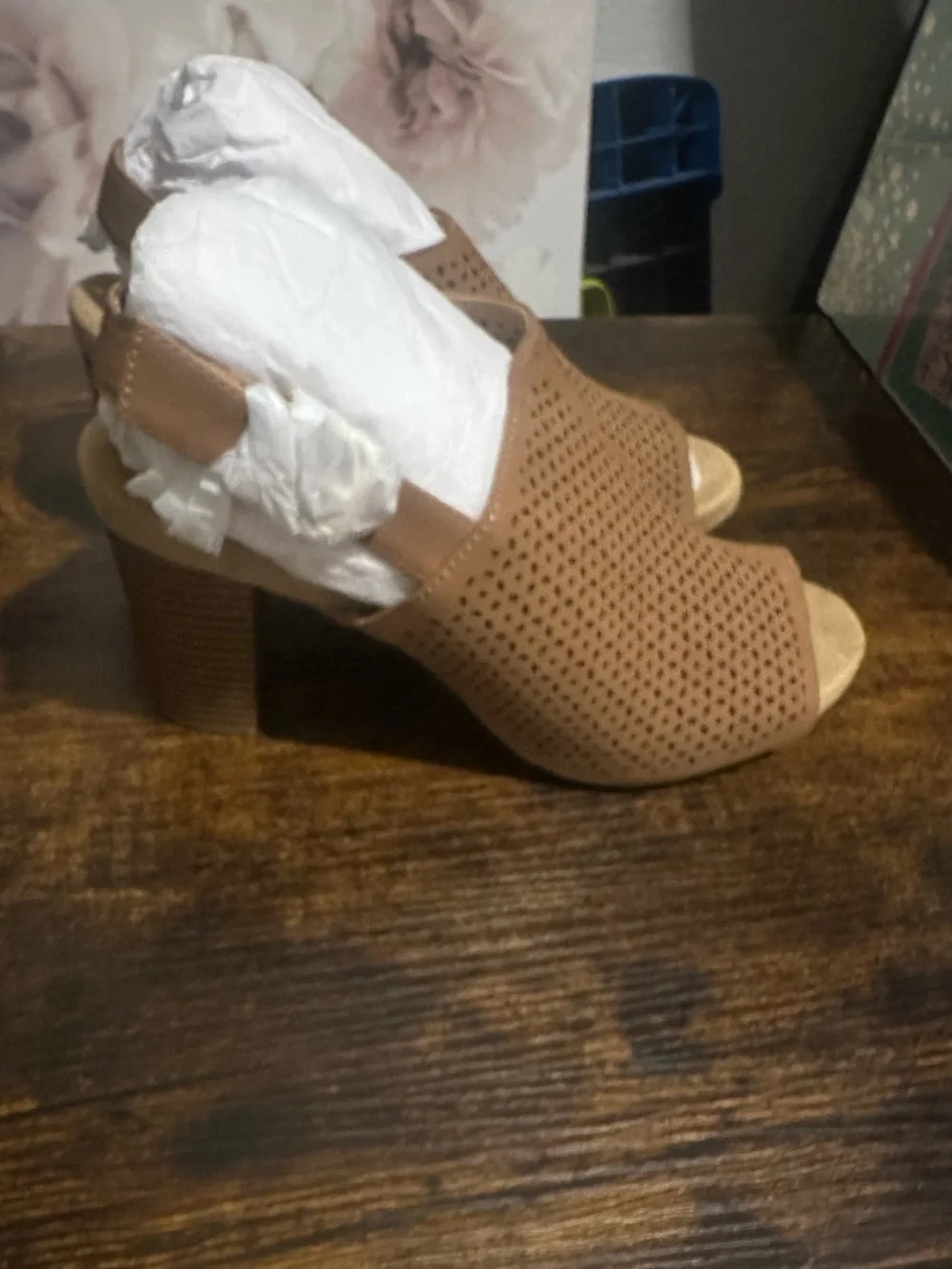 Giani Bernini Caramel and White Shoe Box
